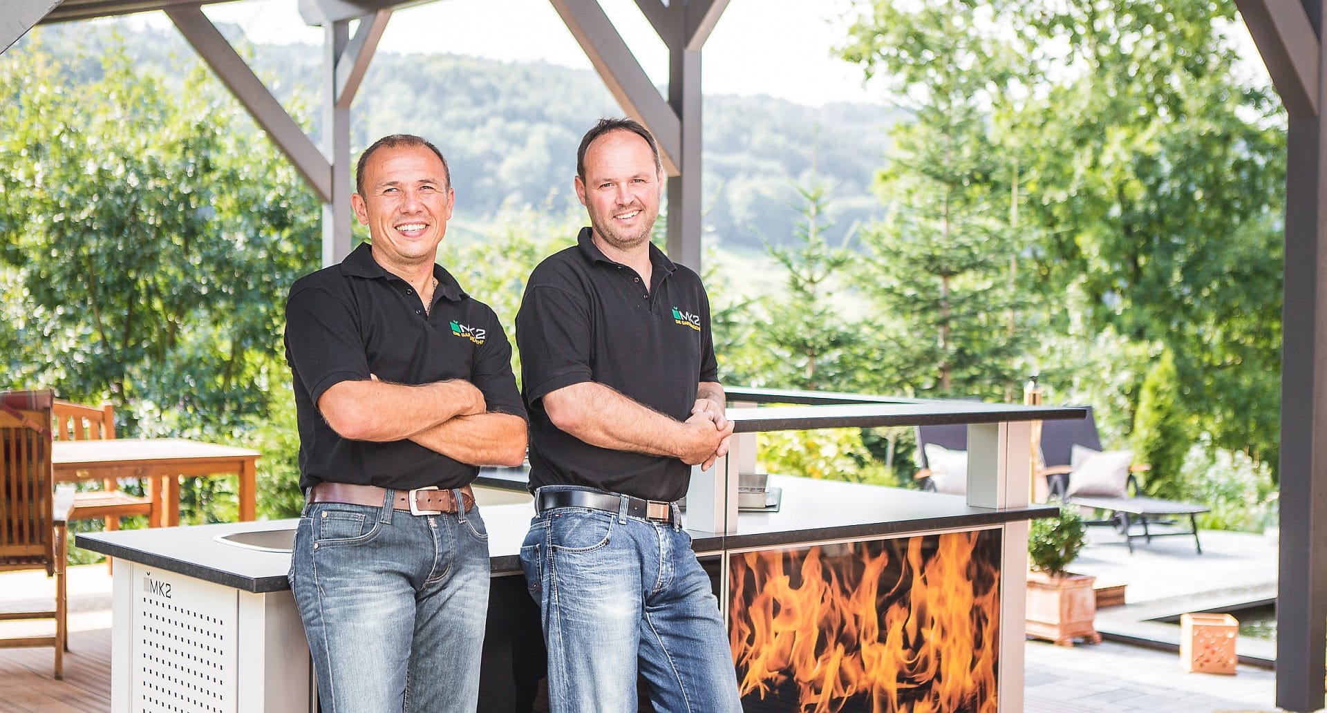 Die Schreiner Karlheinz Büdel (links) und Matthias Eich haben vor sieben Jahre ihre erste wetterbeständige Outdoor-Küche gebaut und seitdem immer wieder verbessert. Sie setzen dabei auf Materialien wie Edelstahl, Aluminium, Glas und Granit.