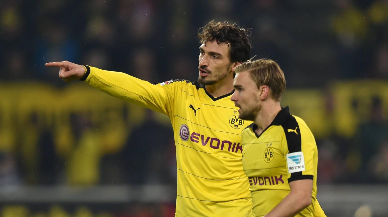 Kapitän Mats Hummels (li.) verlässt Borussia Dortmund, Marcel Schmelzer könnte sein Nachfolger werden. Kapitän Mats Hummels (li.) verlässt Borussia Dortmund, Marcel Schmelzer könnte sein Nachfolger werden.