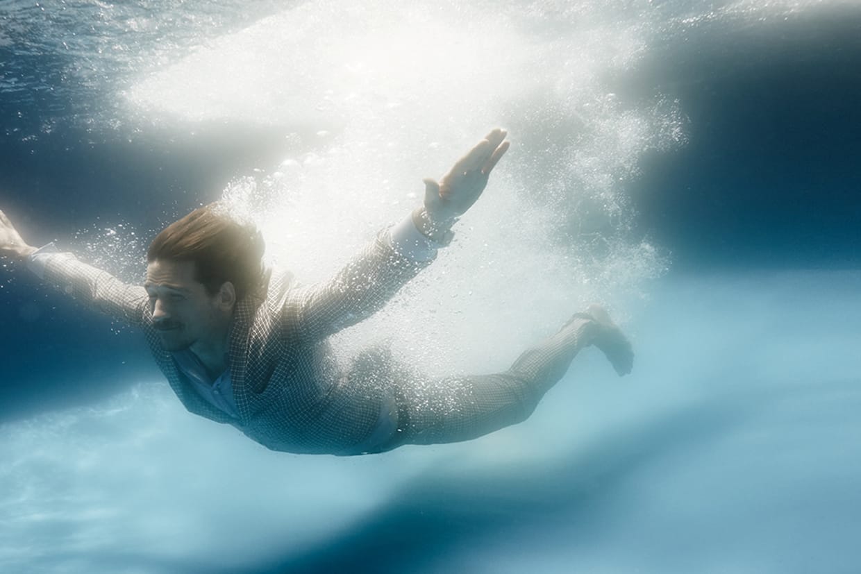 Nur weil es Sommer ist, müssen Männer nicht im Schweiß baden. Diese Stoffe mindern das Schwitzen und machen auch im Büro eine gute Figur.