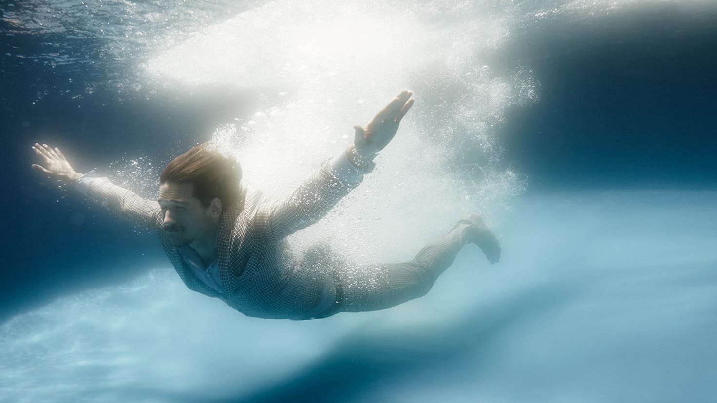 Nur weil es Sommer ist, müssen Männer nicht im Schweiß baden. Diese Stoffe mindern das Schwitzen und machen auch im Büro eine gute Figur.