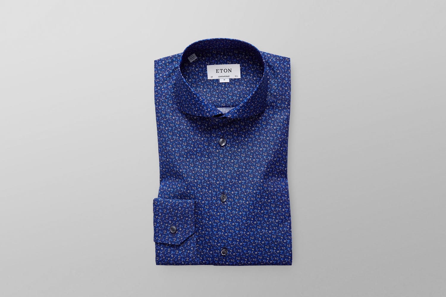 Auch Baumwolle ist ein guter Partner für sommerliche Tage: Hauptsache das Hemd ist entspannt weit geschnitten, wie das Modell aus luftiger Baumwoll-Popeline von Eton (um 179 Euro).