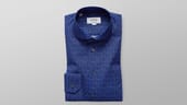 Auch Baumwolle ist ein guter Partner für sommerliche Tage: Hauptsache das Hemd ist entspannt weit geschnitten, wie das Modell aus luftiger Baumwoll-Popeline von Eton (um 179 Euro).