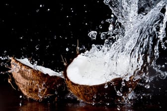 Ist viel Wasser in der Kokosnuss enthalten, ist das ein Zeichen für Frische.