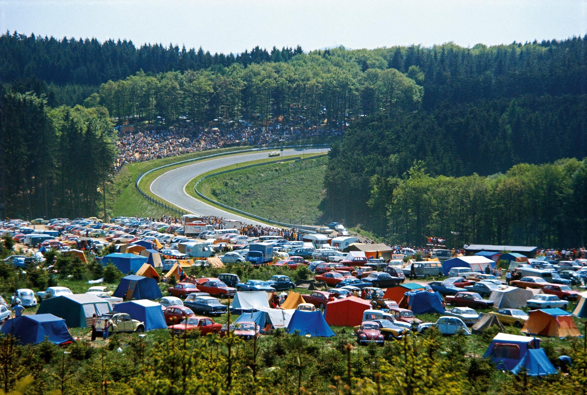 Motorsport-Events auf dem Ring ziehen damals wie heute die Massen in Bann. Das Bild zeigt das ADAC Nürburgring 1000 Kilomter-Rennen am 27. Mai 1973.