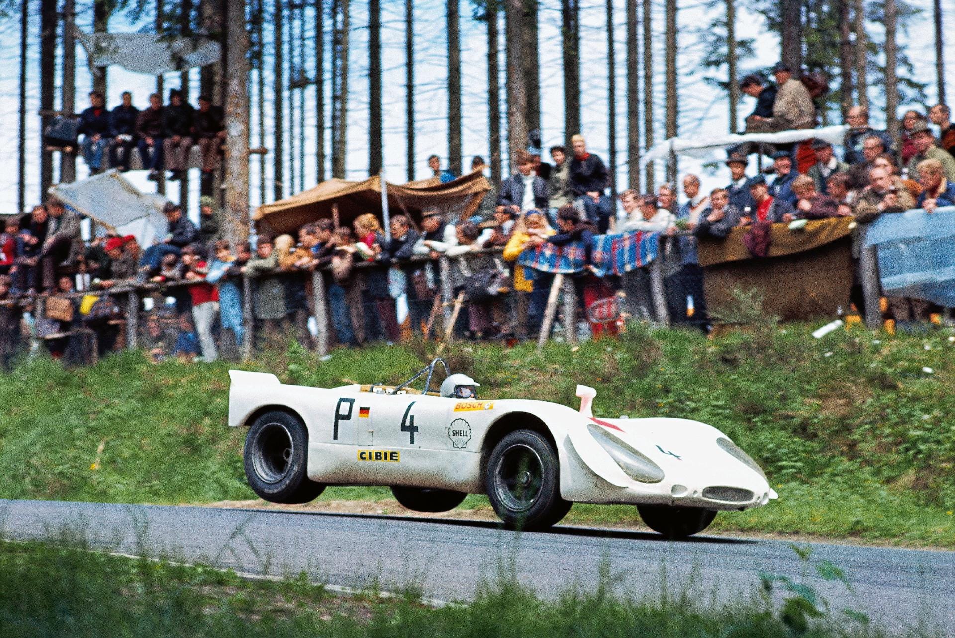 So nahe kommen nur selten die Zuschauer dem Renngeschehen. Hans Herrmann ist hier 1969 in einem Porsche 908/02 unterwegs.