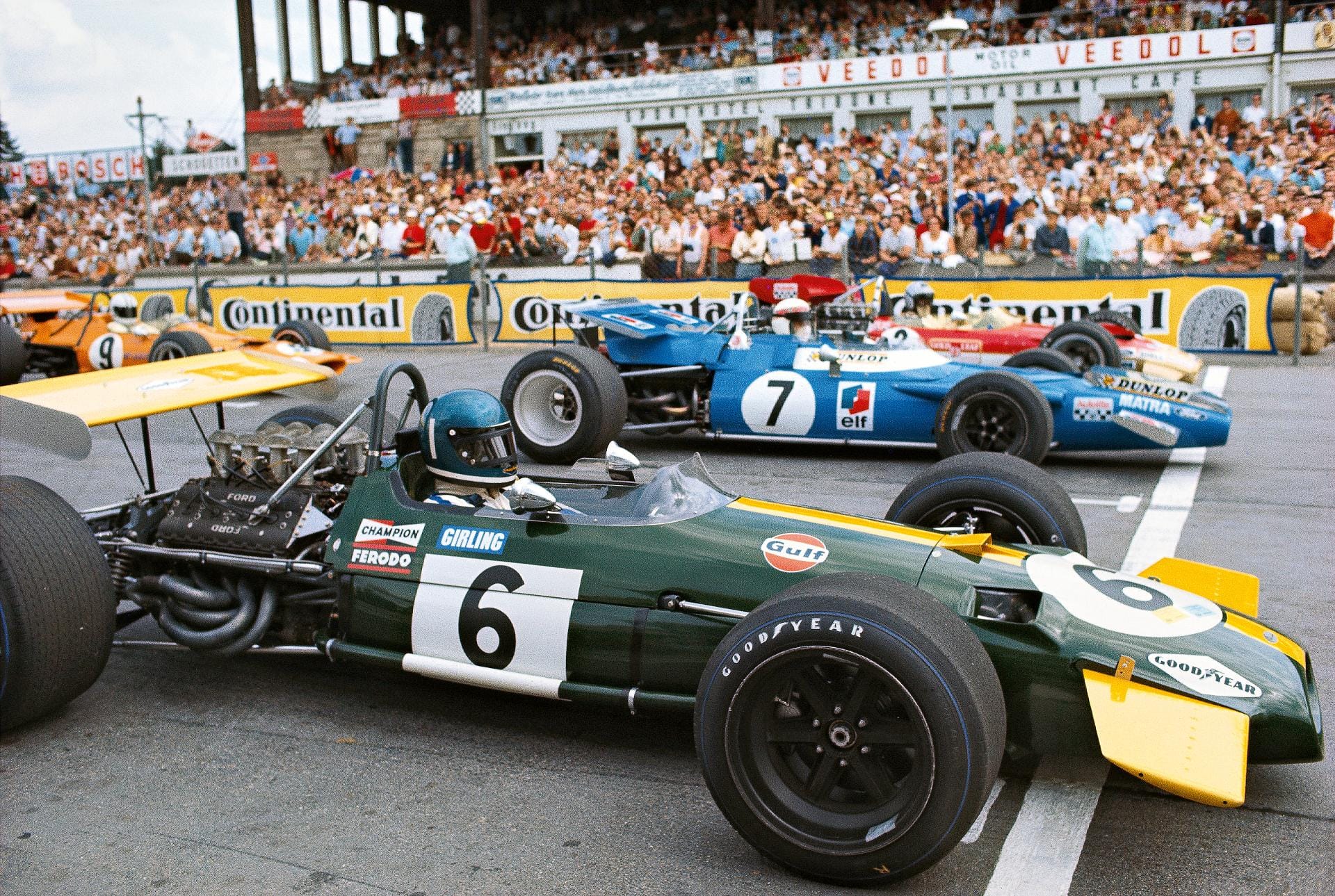 Alle großen Rennfahrer waren auf der Nordschleife unterwegs. Bei einem Rennen im Jahr 1969 stehen hier Jacky Ickx (Nummer 6) vor Jackie Stewart (Nummer 7) und Jochen Rindt (Nummer 2 , ganz hinten).