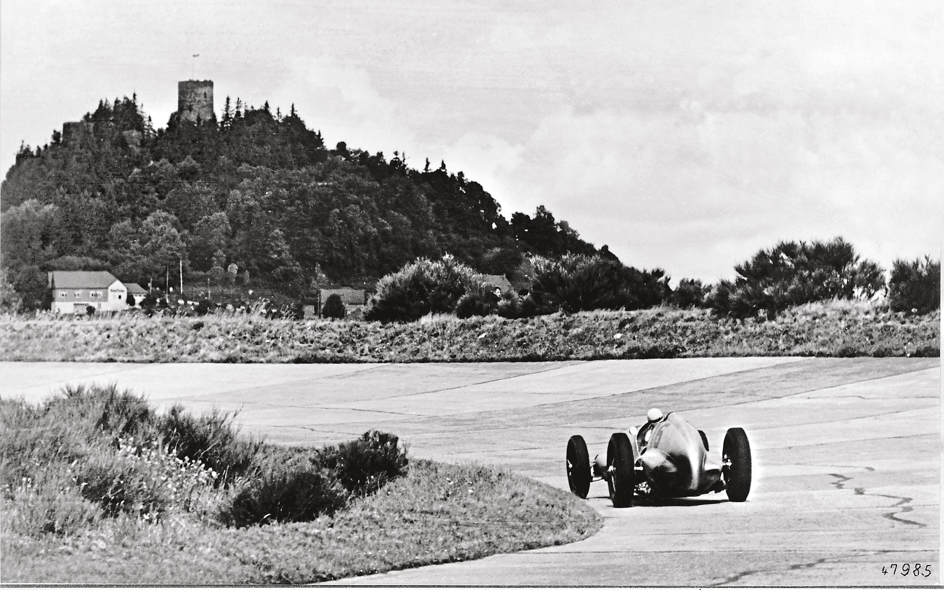 Ganz eng verbunden mit der Geschichte der Nordschleife sind die Silberpfeile von Mercedes. Die legendären Rennwagen fuhren in den 30-er-Jahren von Sieg zu Sieg. Hier sehen wir Hermann Lang beim Großen Preis von Deutschland im Jahr 1937.