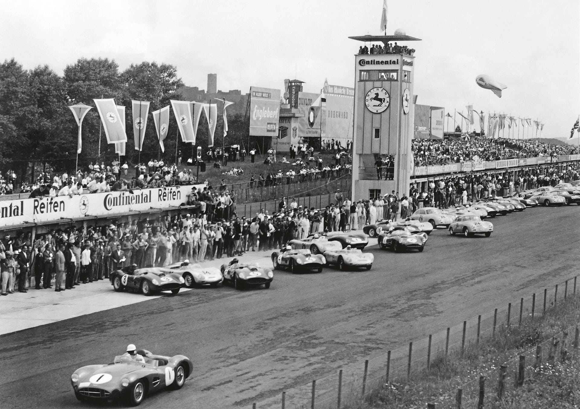 Auch nach dem Zweiten Weltkrieg setzte sich die Erfolgsgeschichte des Nürburgrings fort. Hier enteilt der britische Fahrer Stirling Moss bei einem Rennen im Jahr 1959 seinen Konkurrenten.