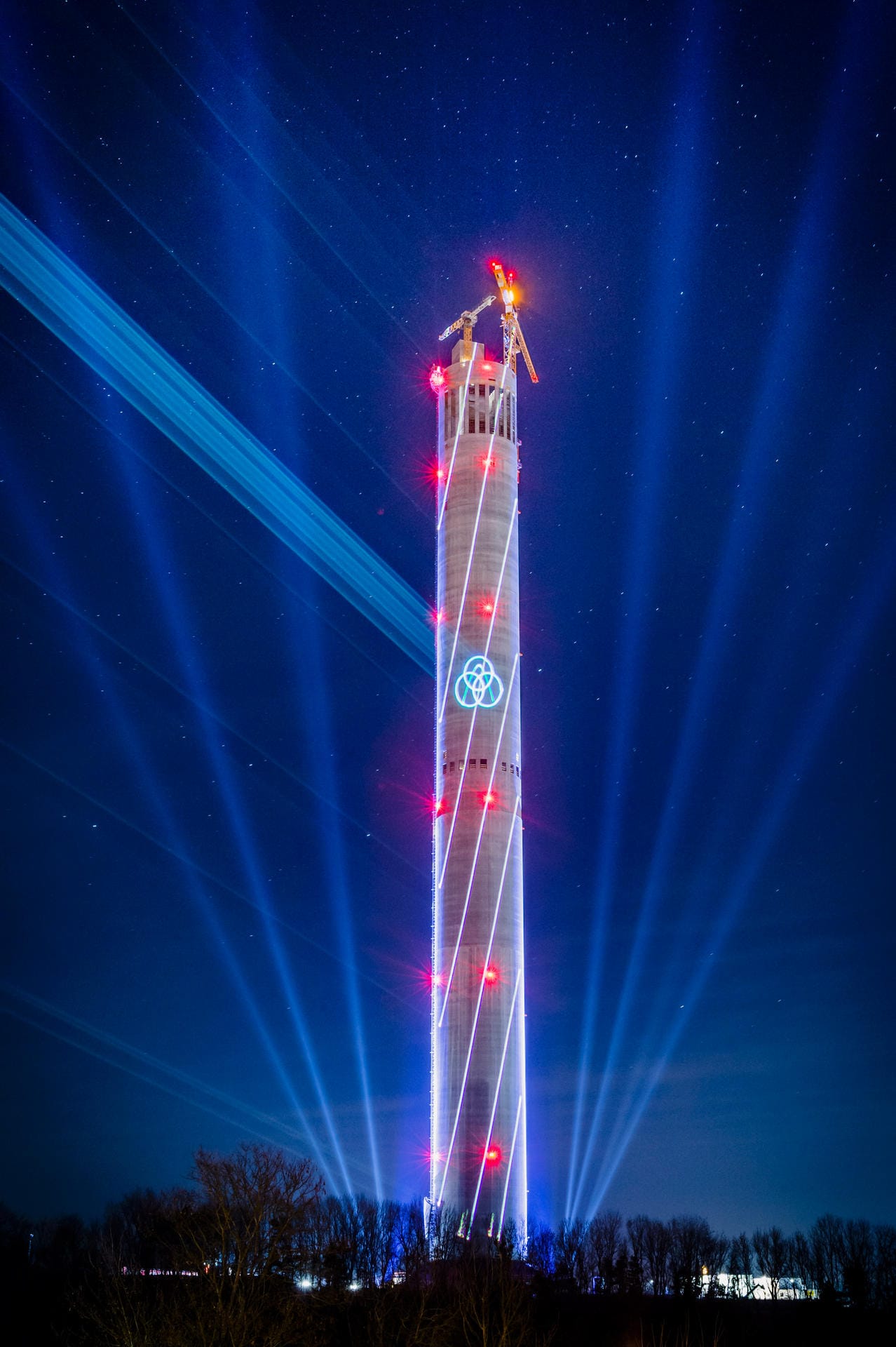 Dank moderner Beleuchtungstechnik erstrahlt der Turm auch nachts.