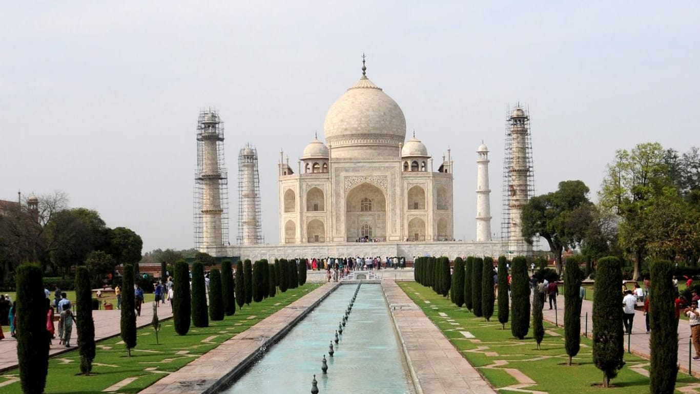 Der für seinen weißen Marmor bekannte Taj Mahal ist derzeit von grünen Flecken übersät.