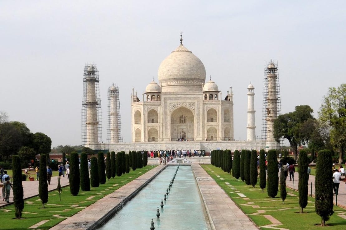 Der für seinen weißen Marmor bekannte Taj Mahal ist derzeit von grünen Flecken übersät.