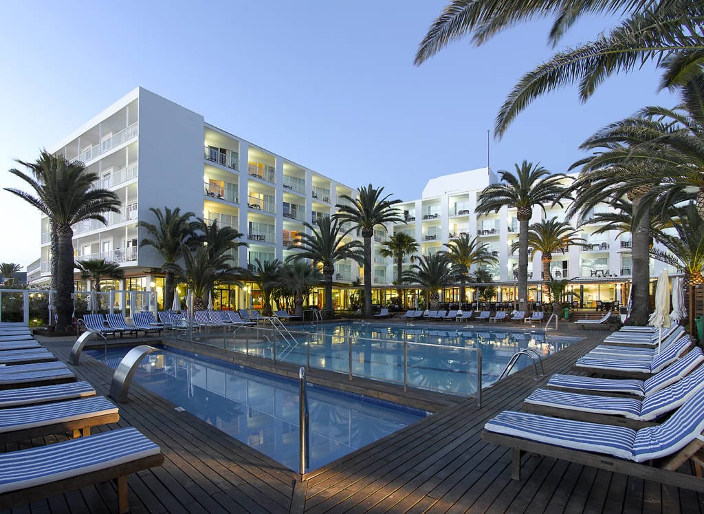 Das "Palladium Hotel Palmyra" auf Ibiza befindet sich direkt am Sandstrand und verfügt über einen privaten Zugang zum Meer.
