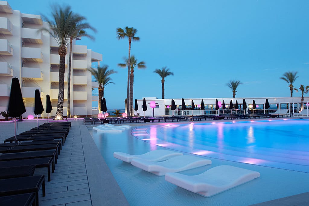 Das "Iti fashion Hotel Garbi" auf Ibiza besticht durch seine stilvolle Inneneinrichtung mit viel Weiß und indirekter Beleuchtung