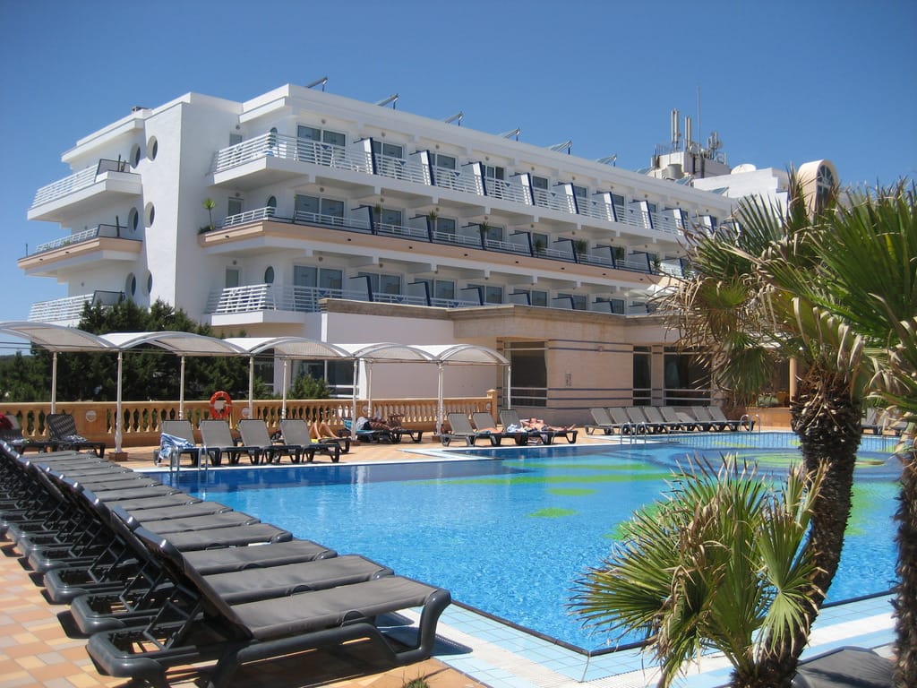 Das "Insotel Hotel Formentera Playa" liegt direkt am namensgebenden und längsten Strand von Formentera.
