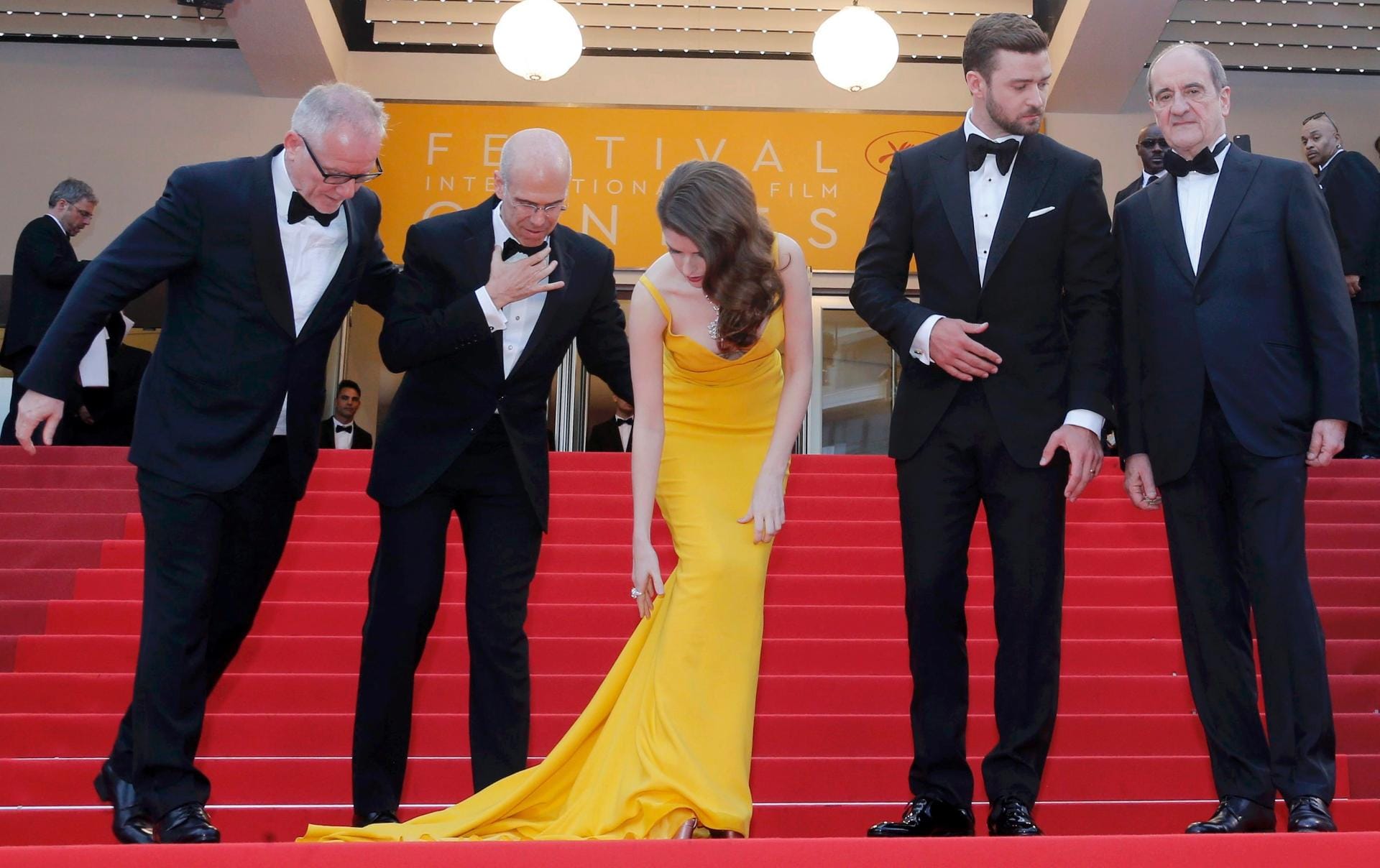 Gruppenbild mit Dame: Anna Kendrick steht neben Justin Timberlake und einem der Hauptverantwortlichen in Cannes, Thierry Fremaux (l.), sowie Festivalpräsident Pierre Lescure (r.).