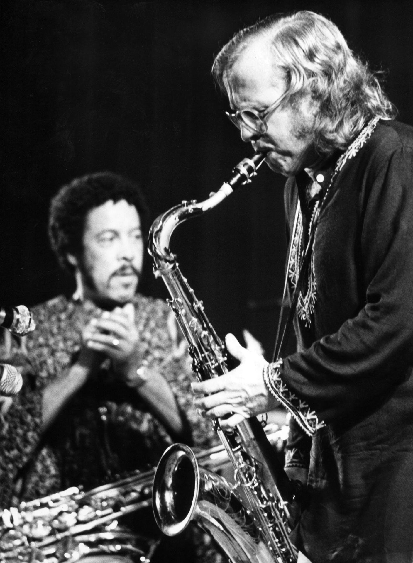 Hier sehen wir Klaus Doldinger (r) und den amerikanischen Saxofonisten Johnny Griffin bei einem Auftritt am 17.10.1973 in der Rheinhalle in Düsseldorf.