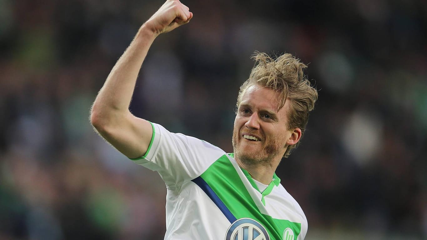 In Jubelpose: Andre Schürrle und der VfL Wolfsburg laufen in den kommenden Jahren in Trikots eines neuen Ausrüster auf.
