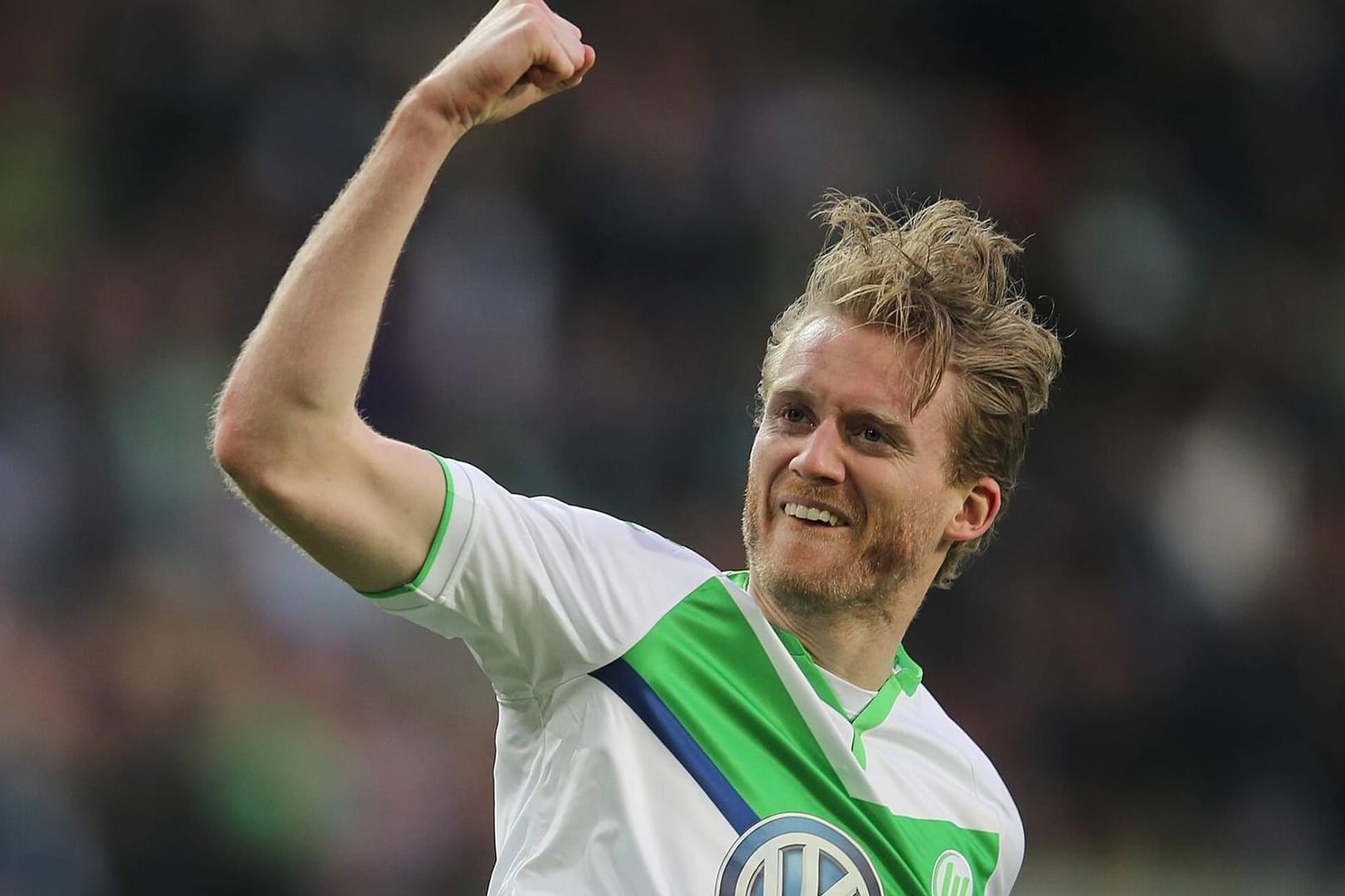 In Jubelpose: Andre Schürrle und der VfL Wolfsburg laufen in den kommenden Jahren in Trikots eines neuen Ausrüster auf.
