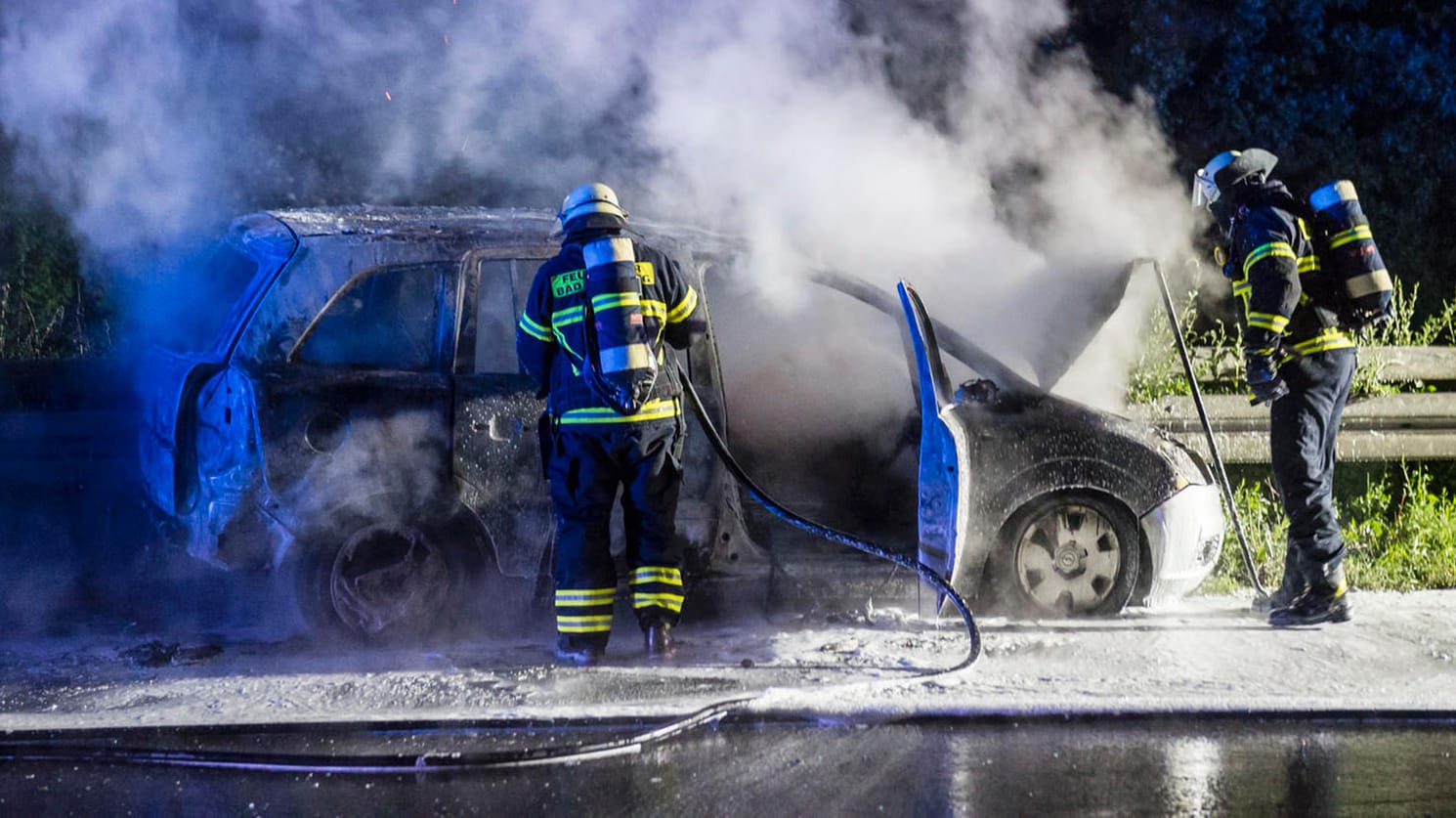 Löscharbeiten der Rettungskräfte an dem brennenden Autowrack auf der A661. Löscharbeiten der Rettungskräfte an dem brennenden Autowrack auf der A661.