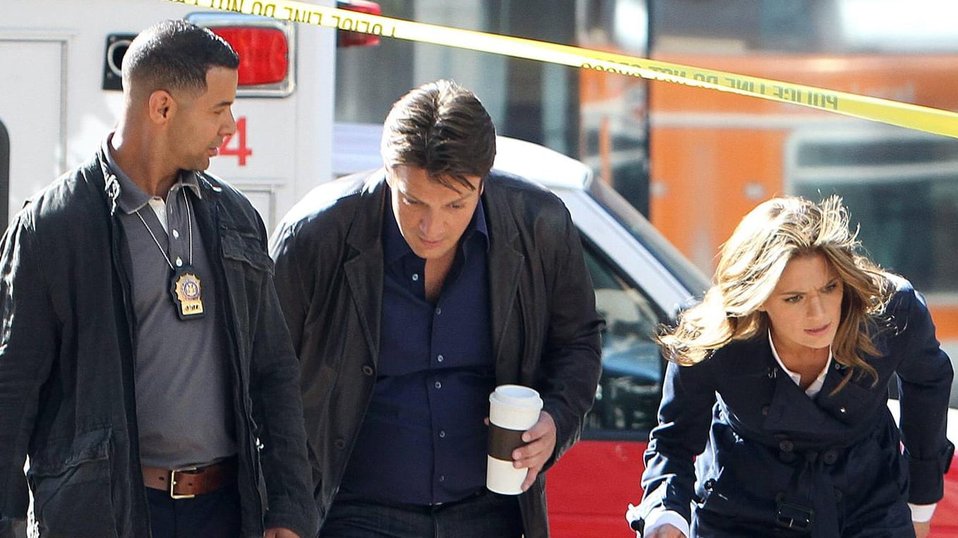 Jon Huertas, Nathan Fillion und Stana Katic am Set von "Castle".