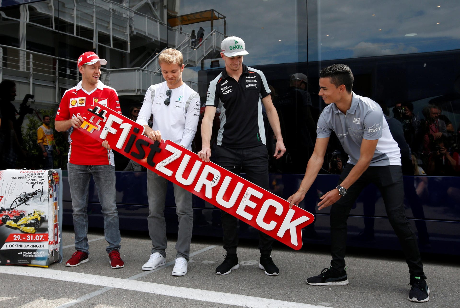 Posieren für die Fotografen: Die vier deutschen Piloten Sebastian Vettel, Nico Rosberg, Nico Hülkenberg und Pascal Wehrlein.
