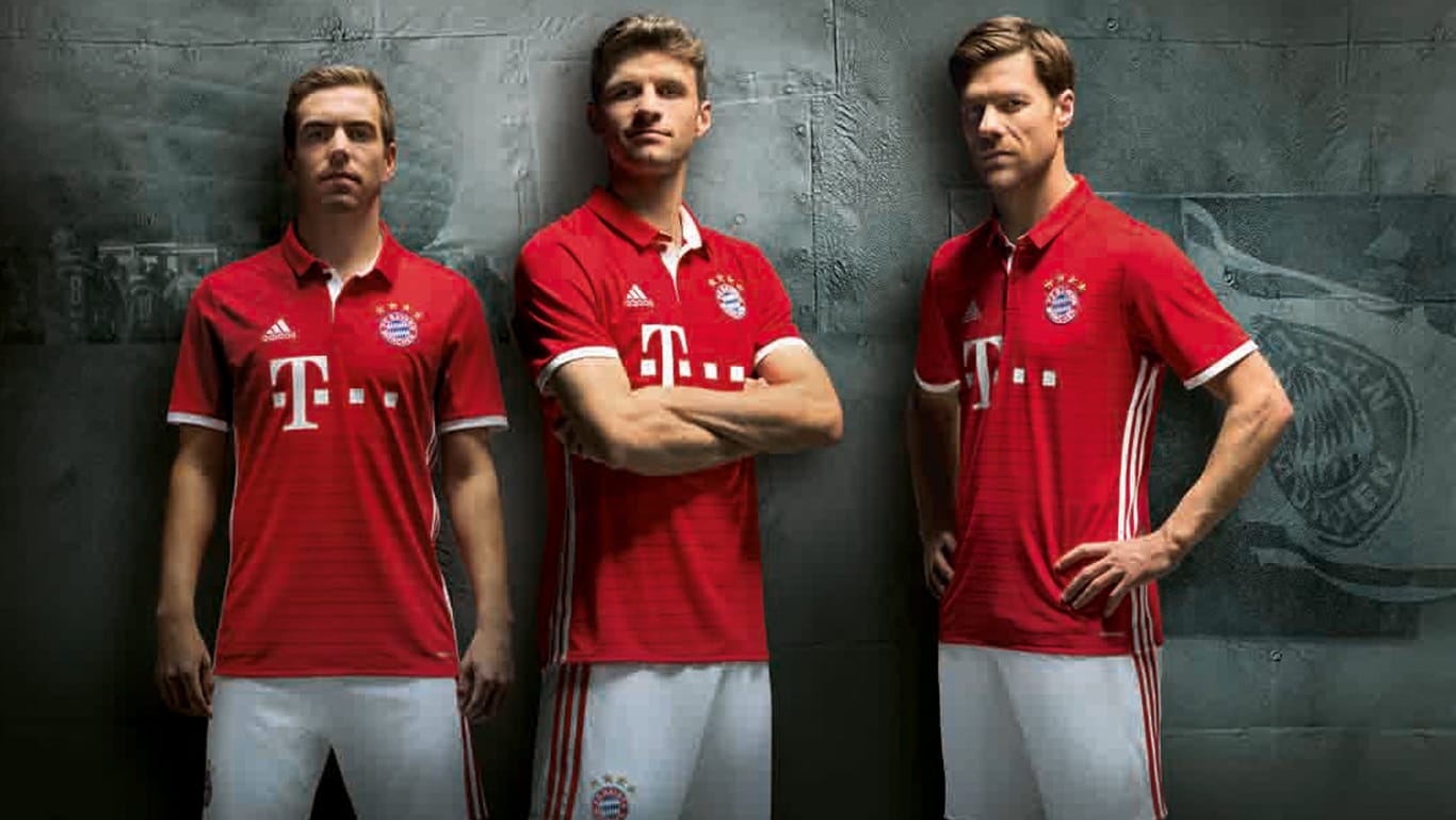 Philipp Lahm, Thomas Müller und Xabi Alonso (von links) im neuen Bayern-Trikot.