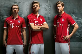 Philipp Lahm, Thomas Müller und Xabi Alonso (von links) im neuen Bayern-Trikot.