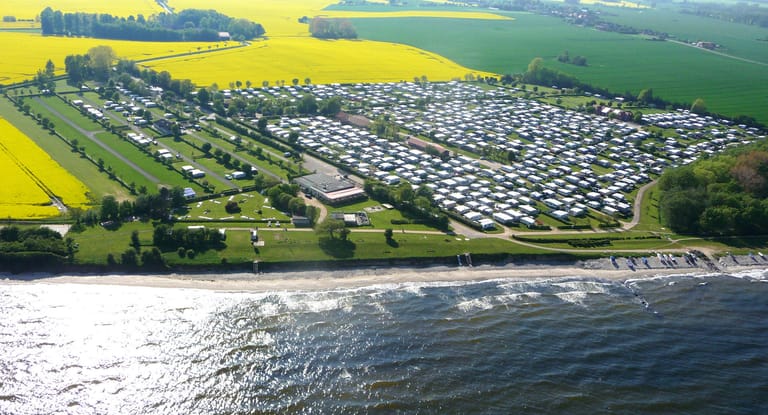 Direkt am Meer - und am Ostseeküsten-Radweg - liegt auch das Camping Rosenfelder Strand.