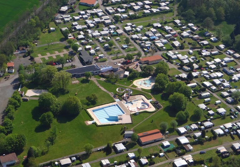 Wasserrutsche und großes Schwimmbecken sorgen im Campingplatz Am Hohen Hagen für Badefreuden.