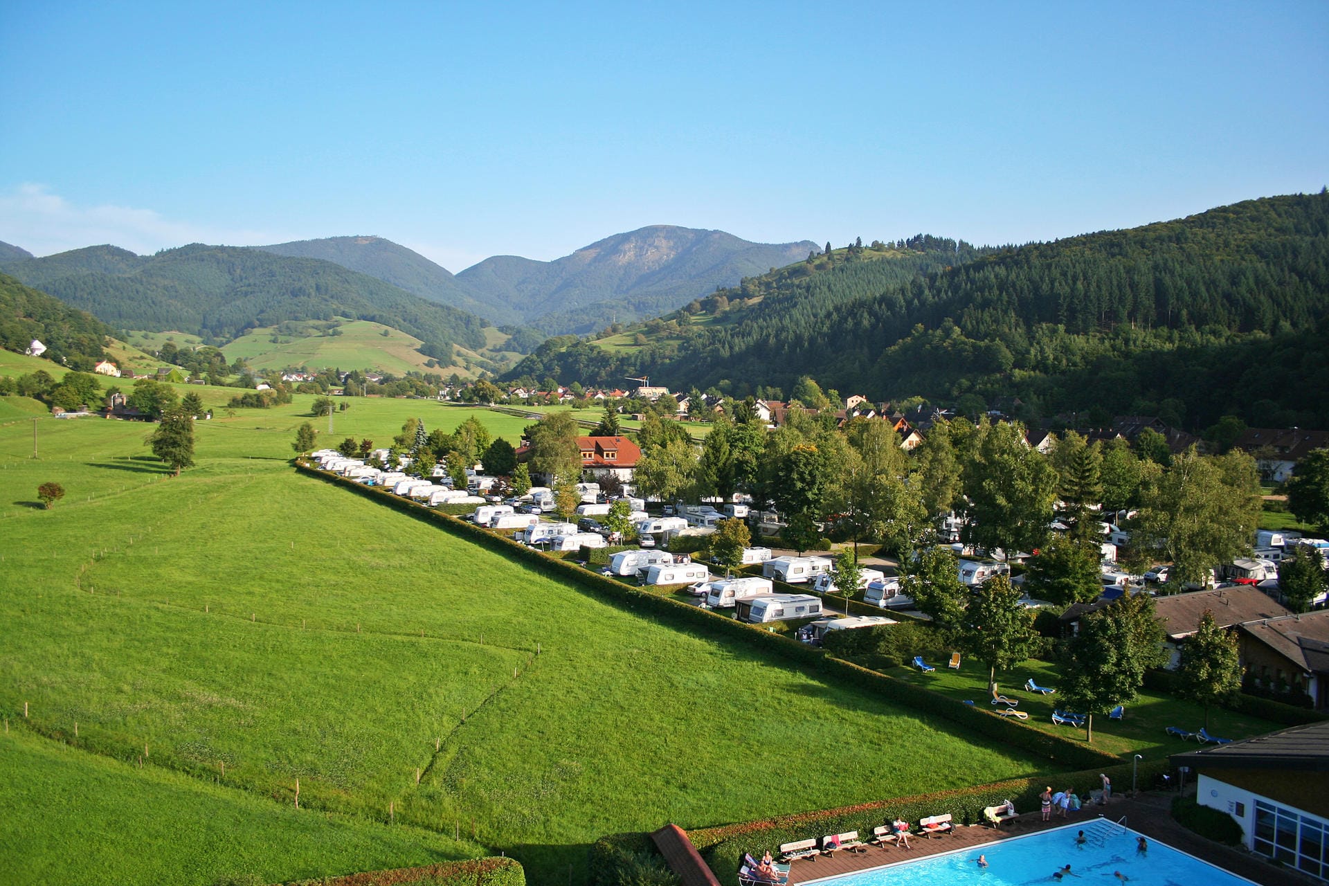 Camping für Aktive bietet das Camping Münstertal im Schwarzwald. Der ADAC bewertete den Platz seit 1983 in seinen Campingführern mit der Bestnote.