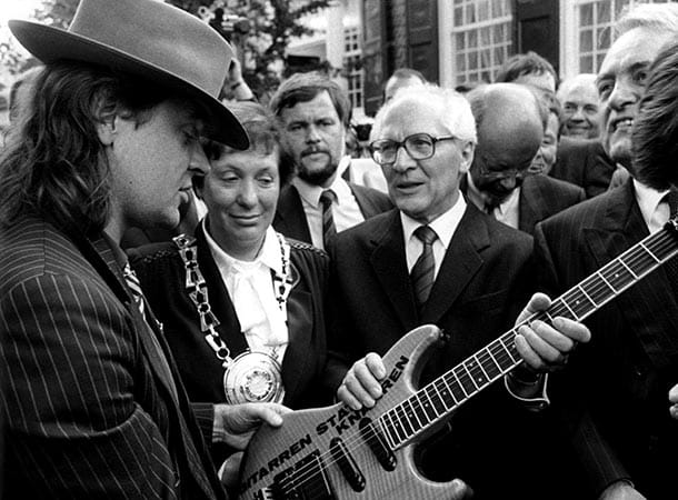 "Gitarren statt Knarren" stand auf dem Instrument, das Udo Lindenberg dem SED-Generalsekretär Erich Honecker 1987 überreichte.