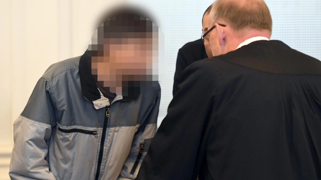 Der Angeklagte (li.) im Mordprozess ohne Leiche ist vom Landgericht Karlsruhe verurteilt worden.