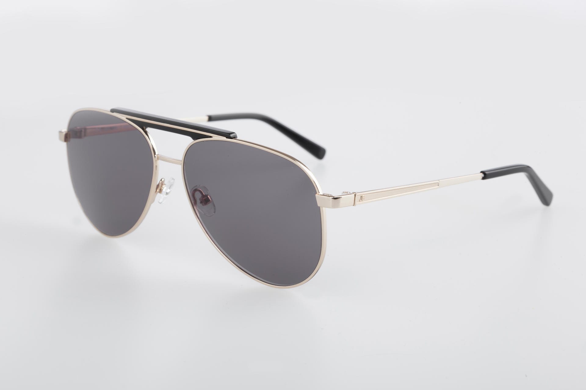 Die Piloten-Sonnenbrille "Manchester" mit goldfarbenem Rahmen kostet ab 139 Euro.