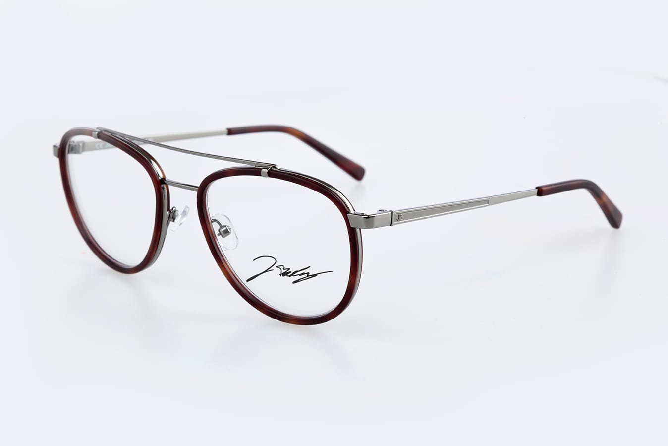 Mit seinen Brillen betritt Jérôme Boateng zwar selbst Neuland, da dies seine erste Brillenkollektion ist. Die Brillen selbst erinnern jedoch stark an die bekannten Wayfarer und Pilotenbrillen. Schön sind sie dennoch. Hier das Modell "Munich" (ab 169 Euro).