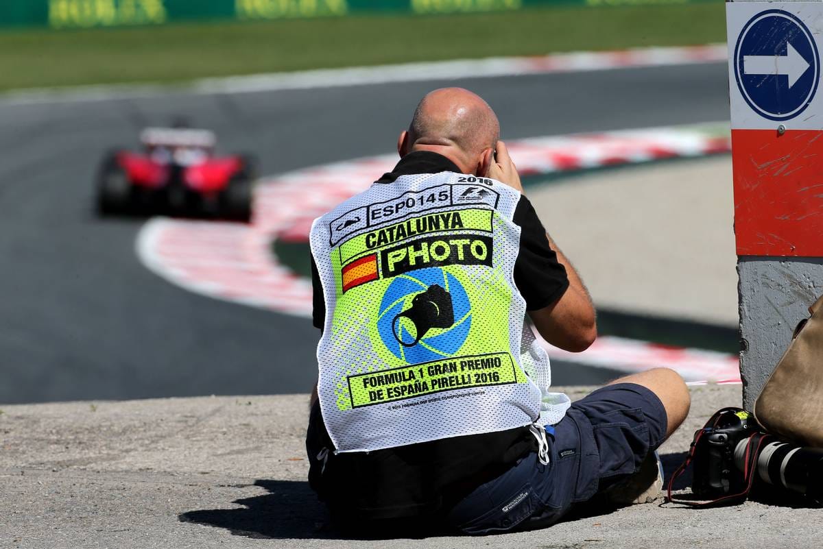 Warten auf den richtigen Moment: Fotograf am Circuit de Catalunya.