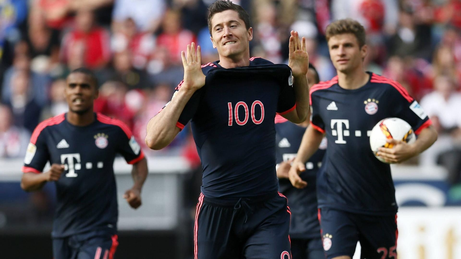 "Lewy hat eine kleine Krise. Er hat nur zwei Tore gemacht. Aber wir drücken mal ein Auge zu." - Bayern Münchens Sportvorstand Matthias Sammer nach dem 3:0 in Mainz über den Doppelpack von Robert Lewandowski (Mitte), der im Spiel zuvor gegen Wolfsburg fünfmal getroffen hatte.