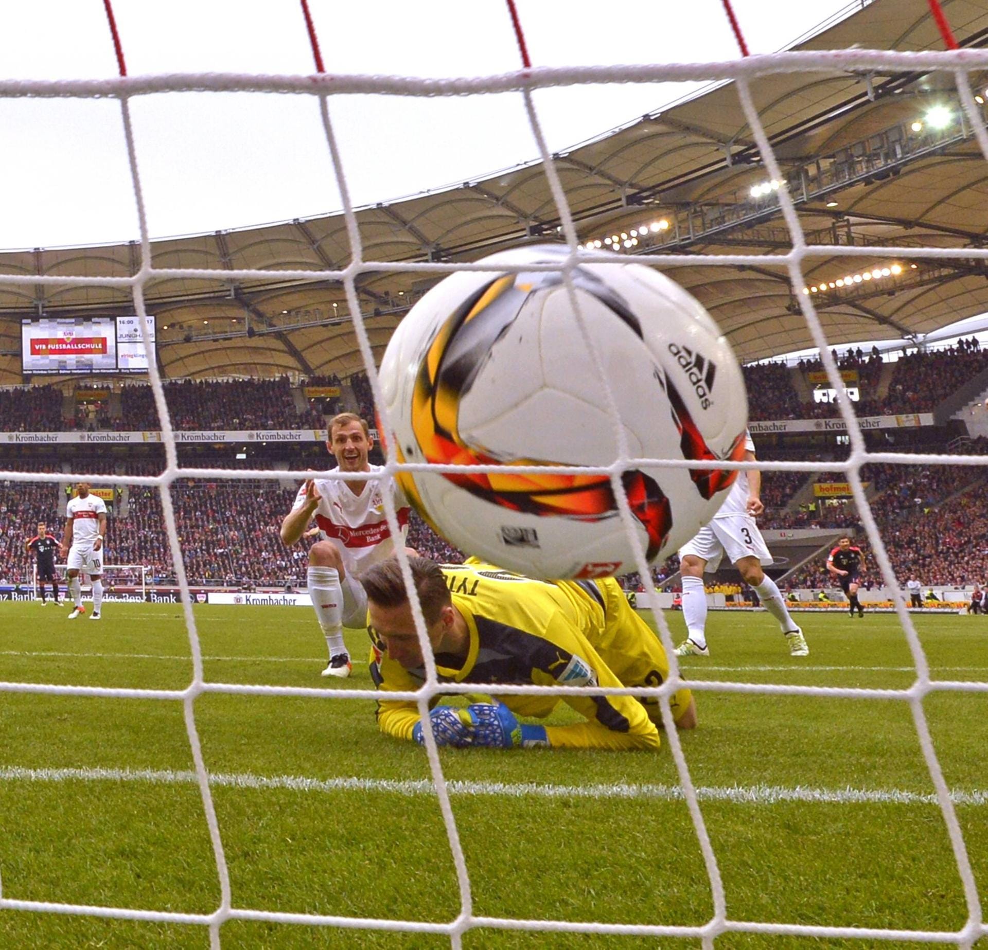 "Also, trainieren tun wir das nicht." - Trainer Jürgen Kramny zum damals bereits sechsten Eigentor seines VfB Stuttgart in dieser Saison; Georg Niedermeier (li.) traf beim 1:3 des VfB bei den Bayern ins eigene Netz.