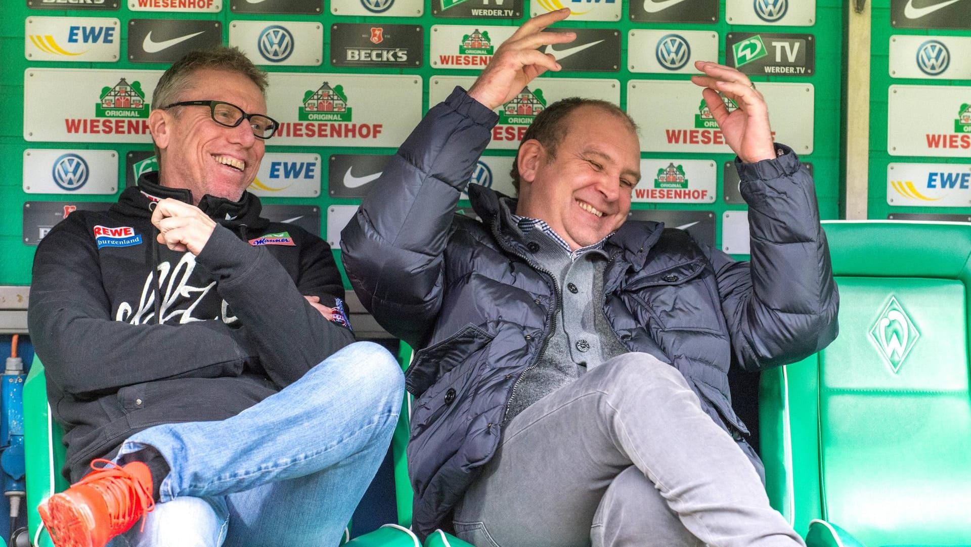 "Ich habe den Schiedsrichter Eierkopp genannt. Im Rheinland, wo ich herkomme, ist das keine Beleidigung." - Kölns Manager Jörg Schmadtke (re.) über Schiedsrichter Guido Winkmann, der ihn beim 1:1 in Bremen auf die Tribüne verbannt hatte. "Ich habe den Schiedsrichter Eierkopp genannt. Im Rheinland, wo ich herkomme, ist das keine Beleidigung." - Kölns Manager Jörg Schmadtke (re.) über Schiedsrichter Guido Winkmann, der ihn beim 1:1 in Bremen auf die Tribüne verbannt hatte.