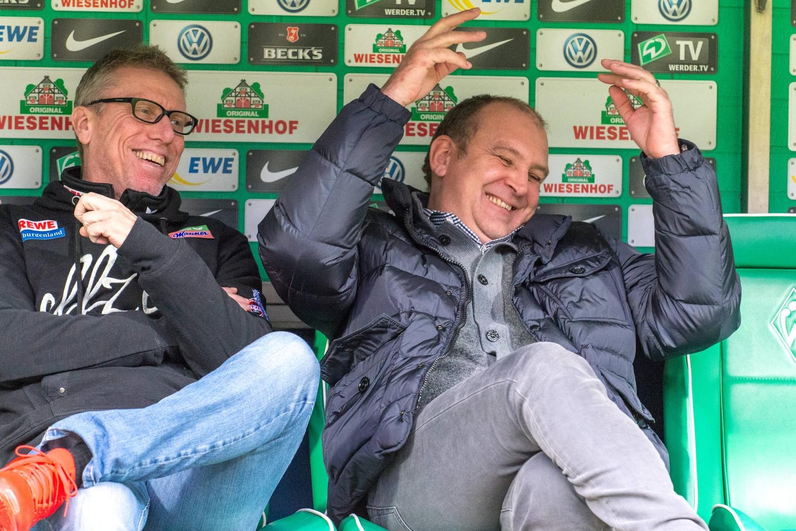 "Ich habe den Schiedsrichter Eierkopp genannt. Im Rheinland, wo ich herkomme, ist das keine Beleidigung." - Kölns Manager Jörg Schmadtke (re.) über Schiedsrichter Guido Winkmann, der ihn beim 1:1 in Bremen auf die Tribüne verbannt hatte.