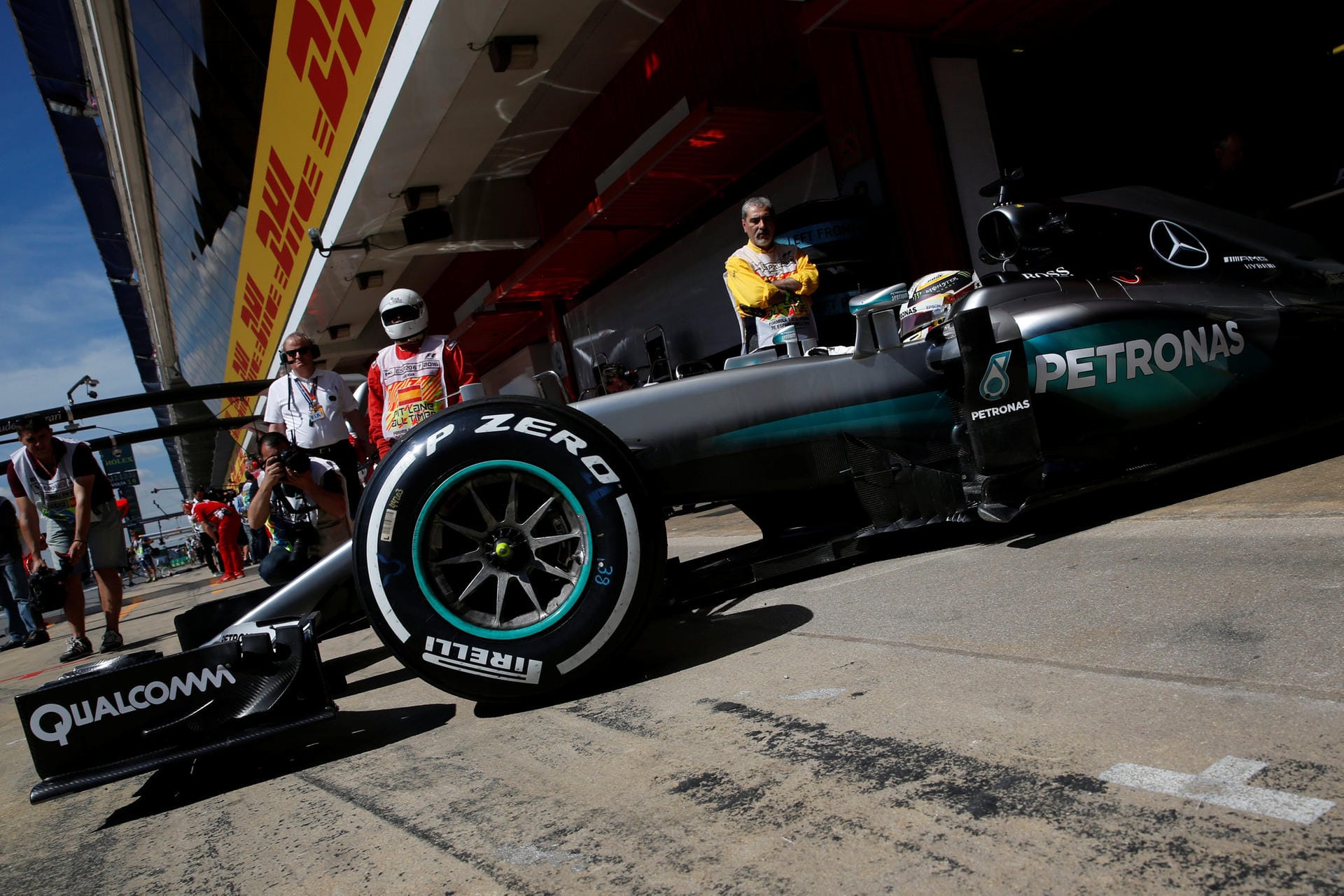 Lewis Hamilton fährt mit seinem Mercedes-Boliden aus der Box.