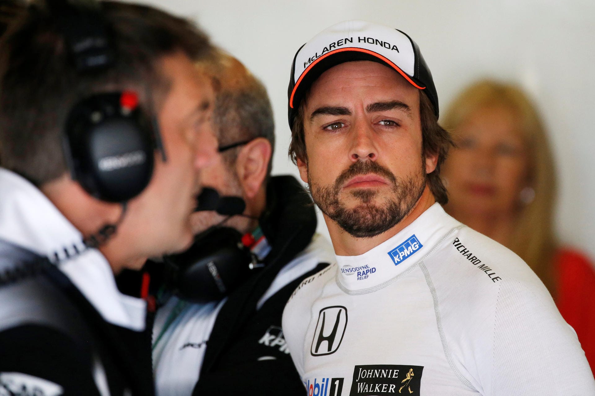 Lokalmatador Fernando Alonso macht in der Box ernste Miene.