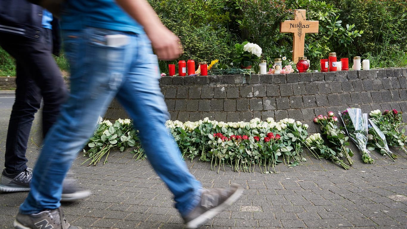 Ein Kreuz steht an der Stelle, an der Niklas P. zu Tode geprügelt wurde.