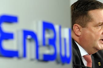 Stefan Mappus informiert 2010 in der EnBW-Zentrale in Karlsruhe über den Anteilskauf. Bis heute sorgt das Geschäft für Ärger.