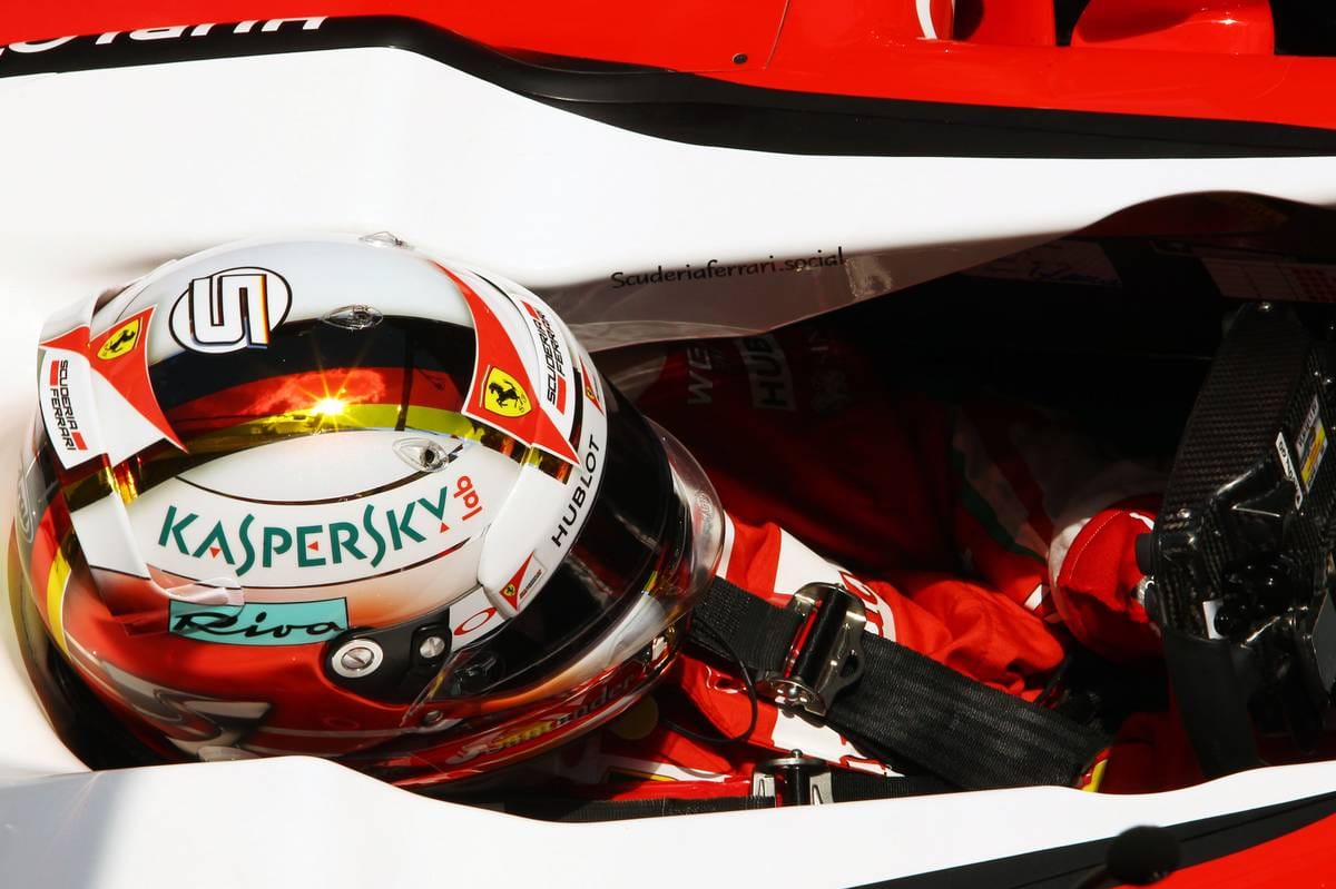 Blick ins Cockpit von Sebastian Vettel.