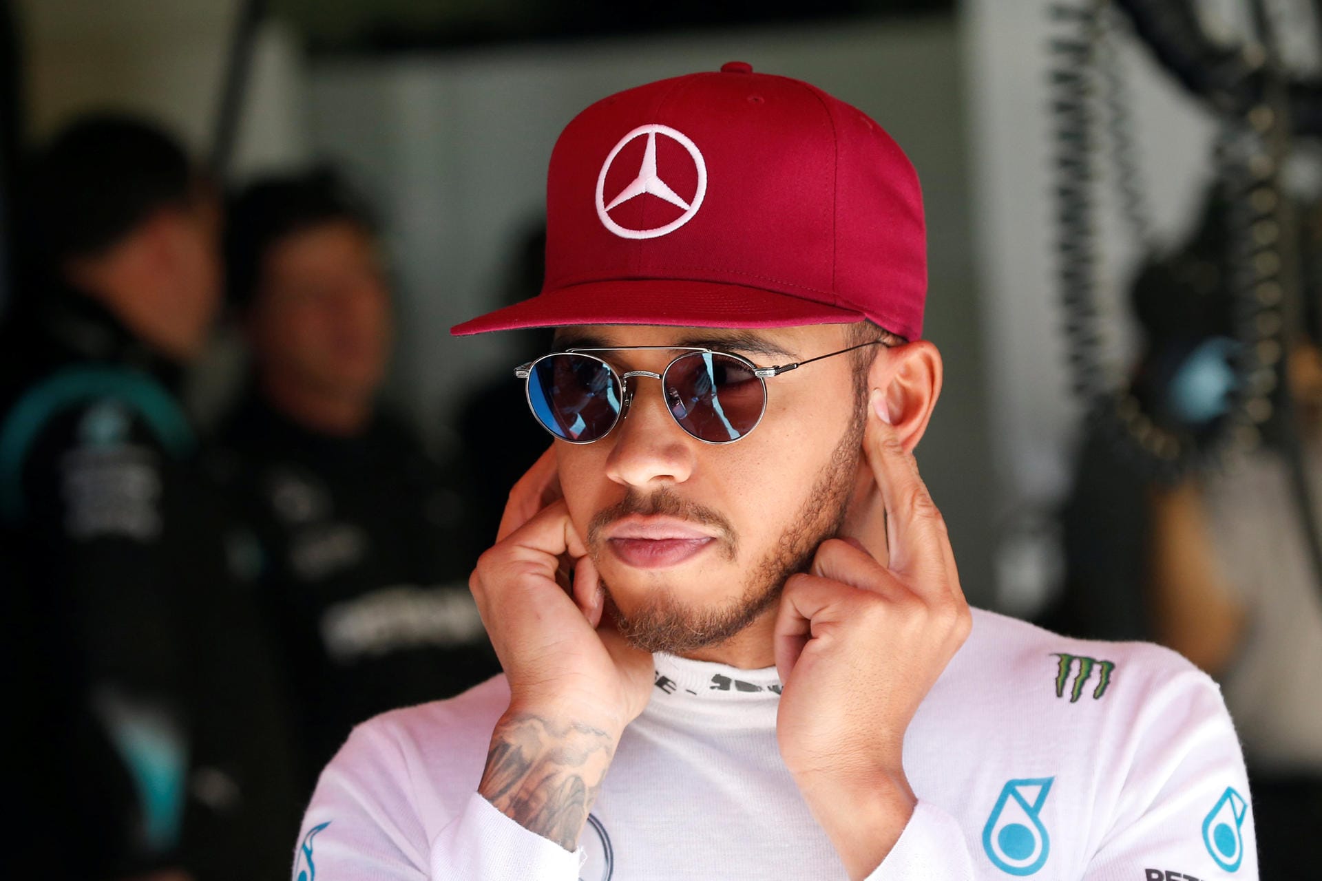 Ganz schön laut, diese Formel 1: Lewis Hamilton in der Mercedes-Box.