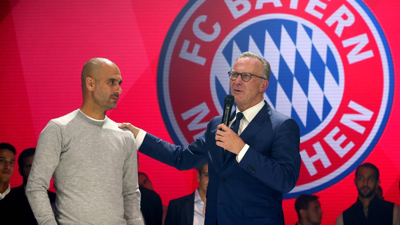 Karl-Heinz Rummenigge (re.) springt Pep Guardiola zur Seite. Karl-Heinz Rummenigge (re.) springt Pep Guardiola zur Seite.