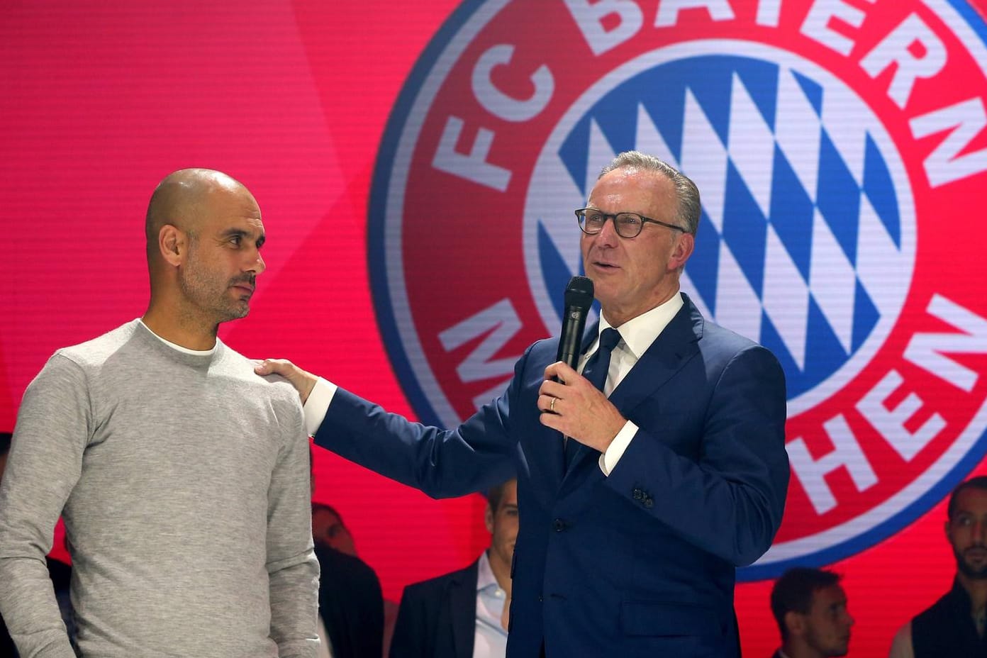 Karl-Heinz Rummenigge (re.) springt Pep Guardiola zur Seite.