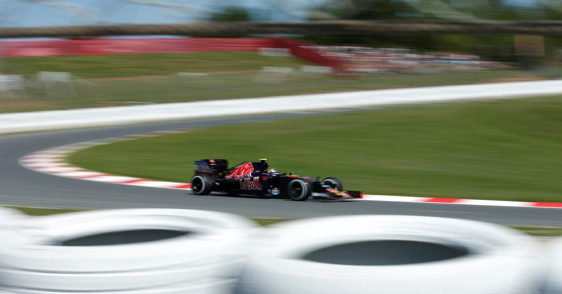 Toro-Rosso-Pilot Carlos Sainz unterwegs auf einer schnellen Runde.
