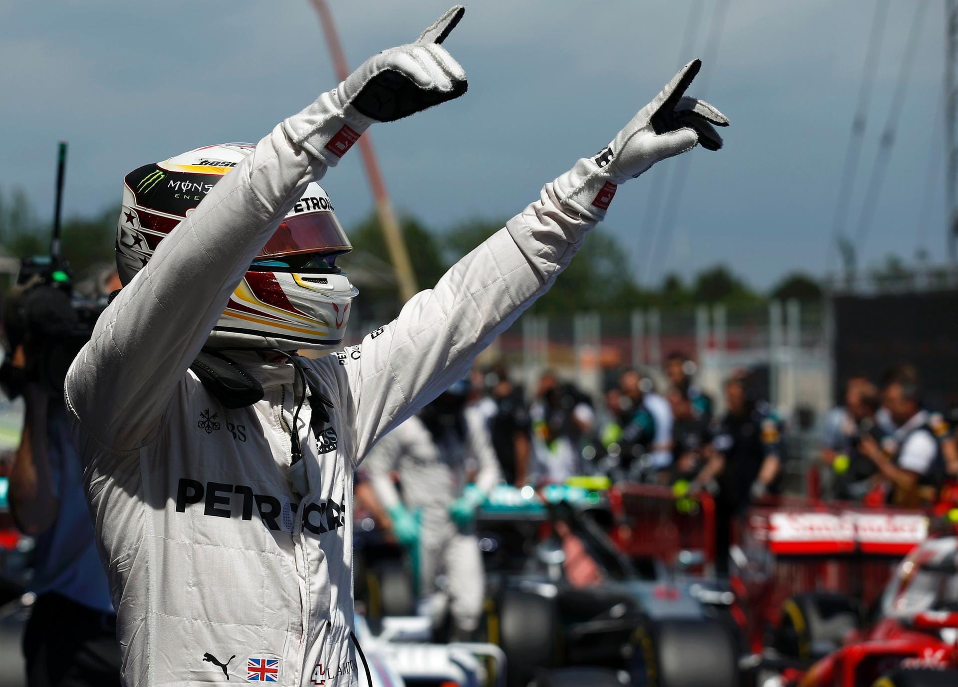 Ließ sich gebührend feiern: Lewis Hamilton, der Polesetter von Barcelona.
