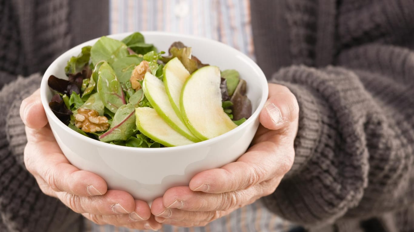 Eine gesunde Ernährung mit viel Obst und Gemüse kann helfen, den Blutdruck zu senken.
